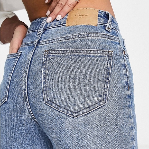 Vero Moda Petite Brenda straight leg jeans in mid blue - Picture 3 of 3